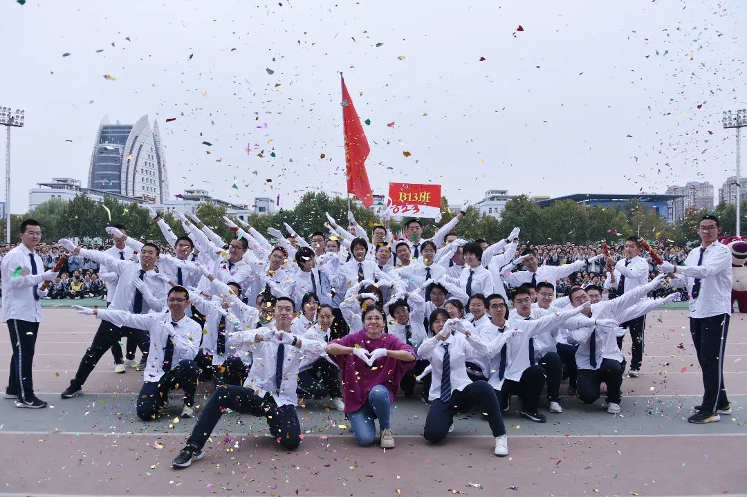 秋风扬旗竞技场，团队默契显锋芒 | 高二年级趣味运动会圆满收官