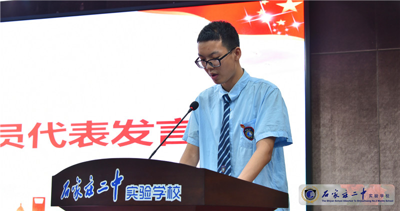 10.高三24班戴子恒同学作为新团员代表发言.jpg