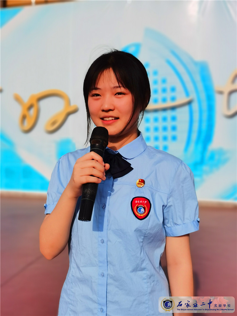 1.升旗仪式主持人:高一年级B部5班李婉臻同学.jpg