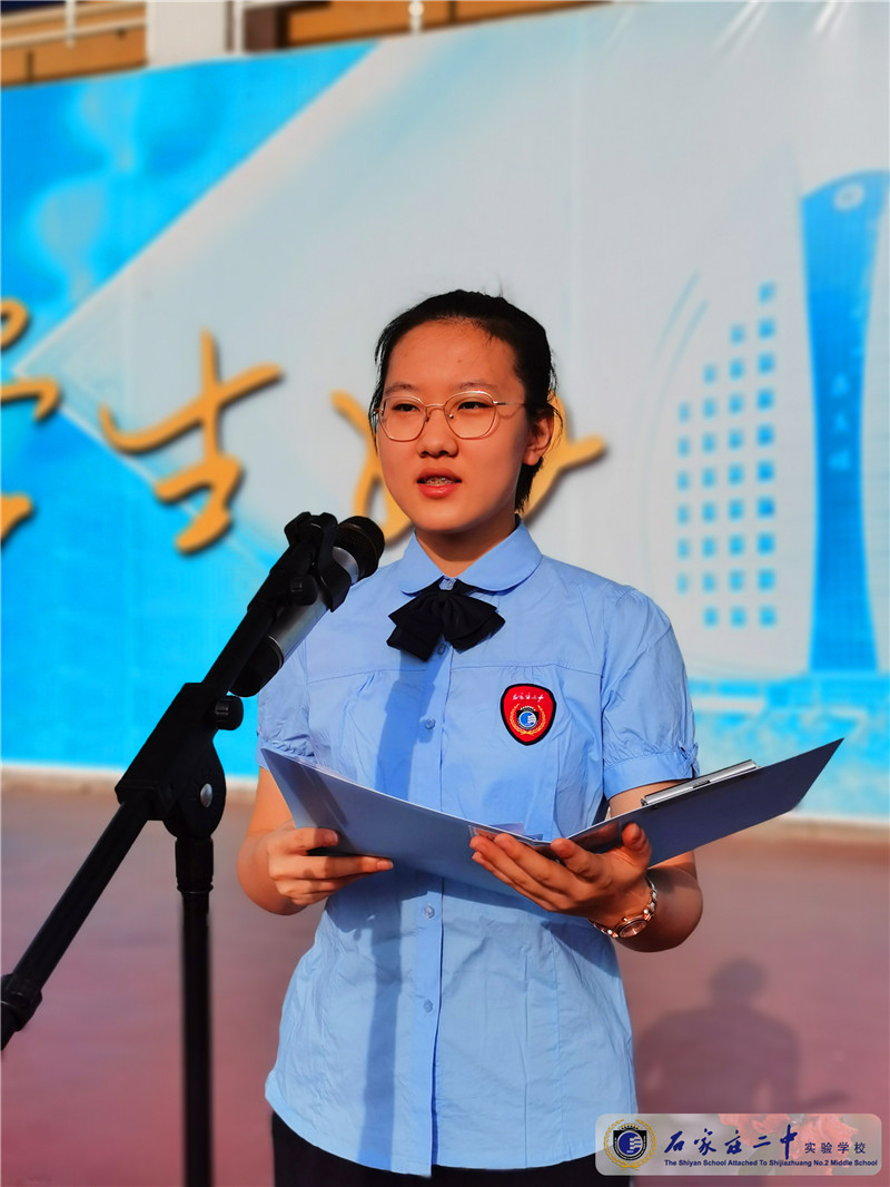 2.国旗下演讲人:高一年级B部5班杨小萱同学.jpg