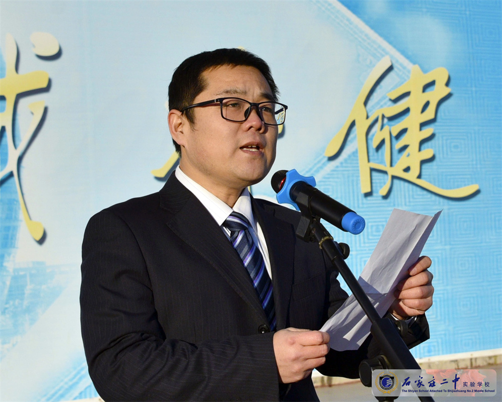 2.信息宣传科副主任、高三年级A部副主任信涛老师作国旗下的演讲.jpg